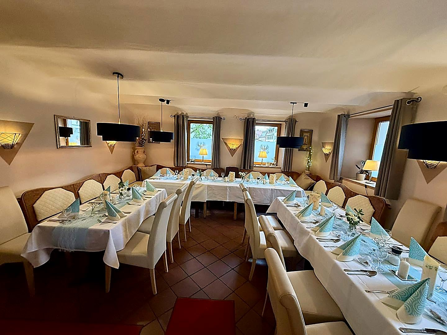 Festlich eingedecktes Nebenzimmer für eine Kommunionsfeier im Goldenen Adler